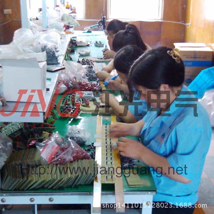 自復式過欠電壓保護器 插件1